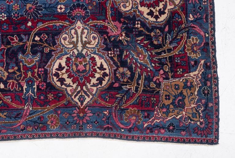 An oriental carpet, approx. 411 x 326 cm.