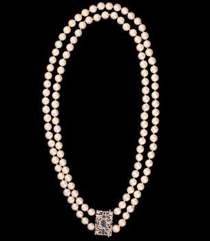 PÄRLCOLLIER, lås i 18K vitguld med diamanter och safirer.