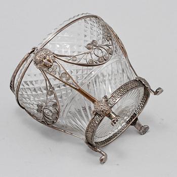 KORG, vitmetall och glas, 1800-tal.