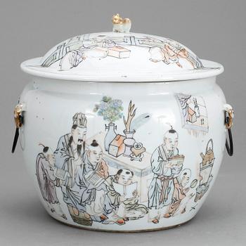 URNA, porslin, Kina, 1900-talets första hälft. .