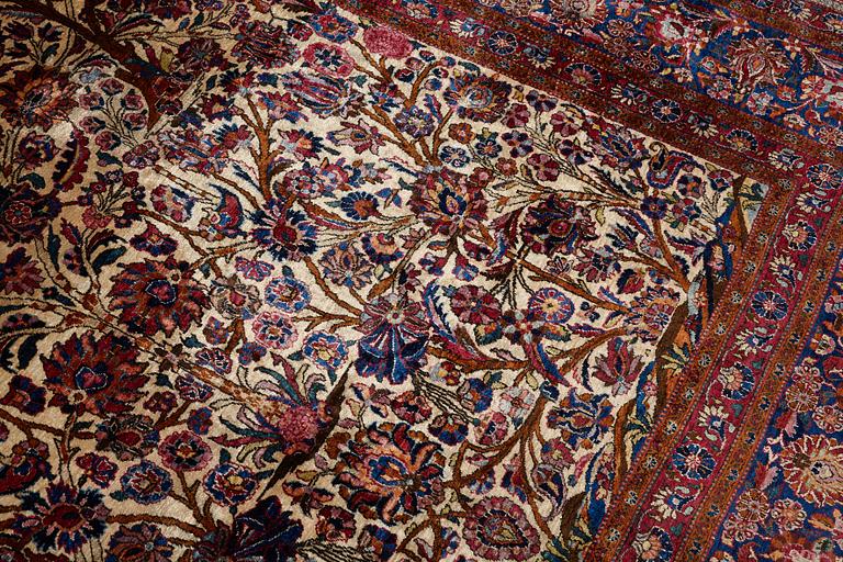 A carpet, a semi-antique silk Kashan, ca 317 x 207-210,5 cm.