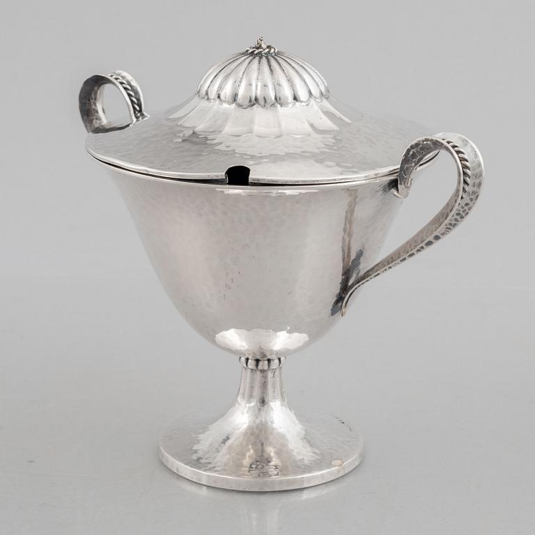 Sockerskål med lock, silver, svenska importstämplar Sam Pettersson, Linköping 1923.