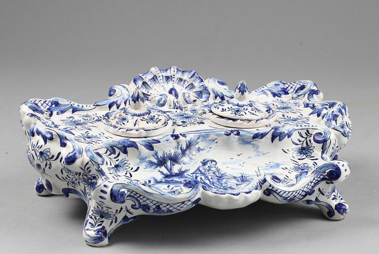 SKRIVSTÄLL 2 st, FLASKSTÄLL samt TALLRIKAR, 2 st, fajans/flintgods, 1700-1800-tal.