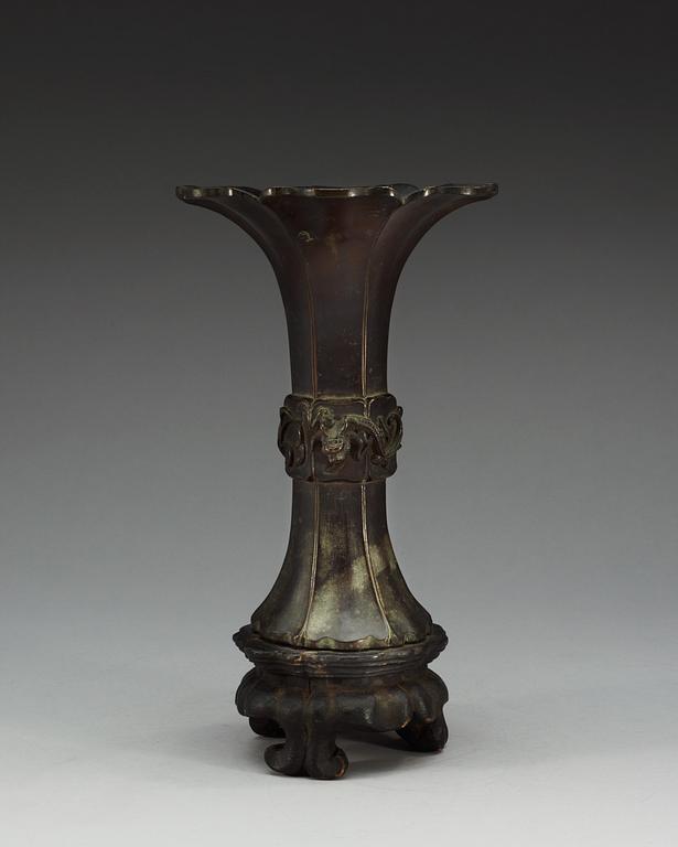 A bronze vase, Qing dynasty (1644-1912).