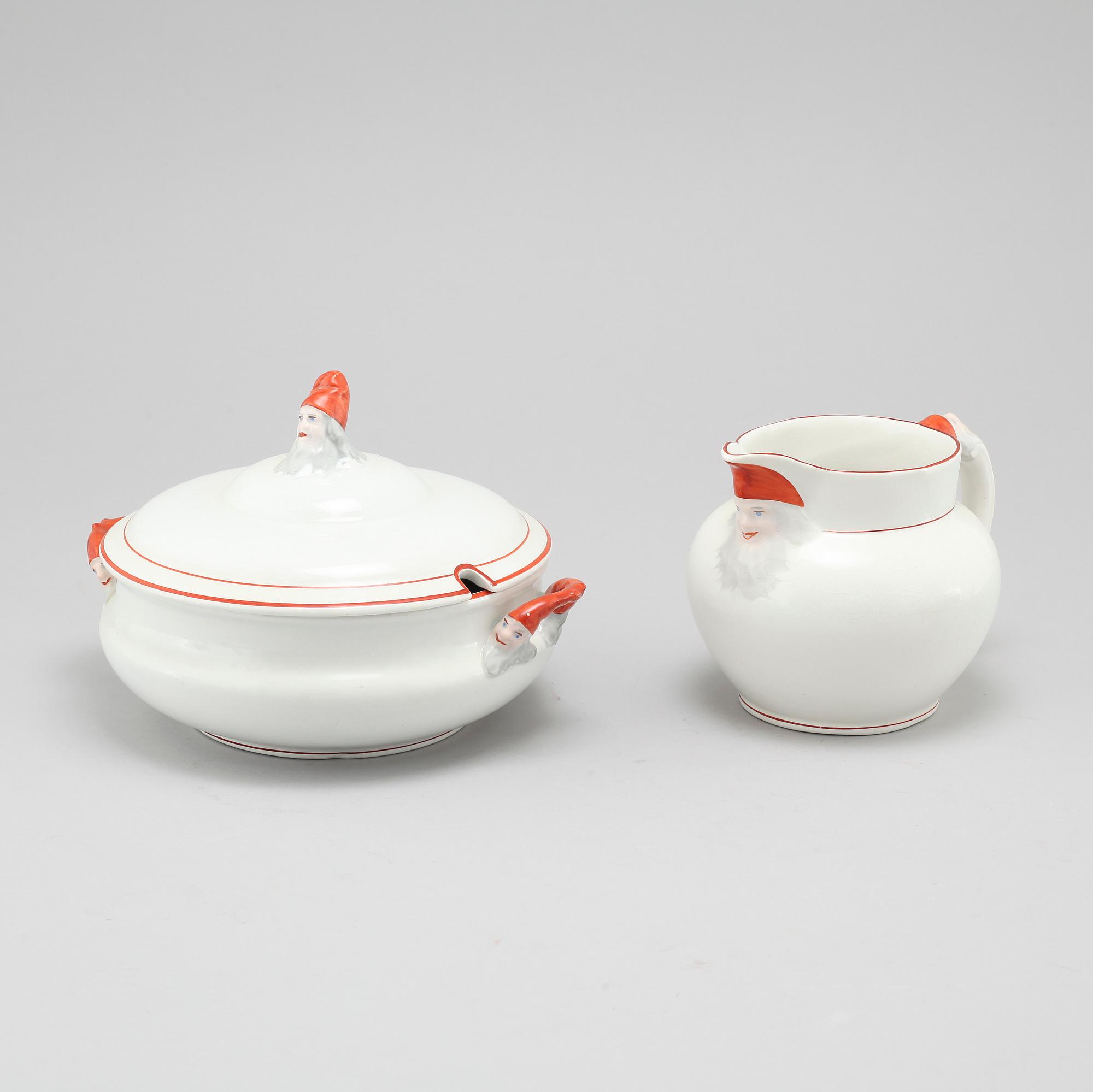 An earthenware porrige bowl and a jug from Rörstrand, early 20th century.