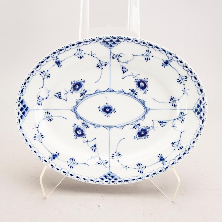 A Royal Copenhagen Muselmalet halvblonde 1940s 51 pcs porcelain dinner service.