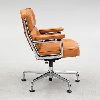 Charles & Ray Eames, a "Lobby" chair, Vitra.