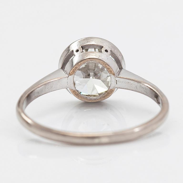 Ring, solitär, 18K vitguld, med en briljantslipad diamant ca 1.55 ct. Tillander, Helsingfors 1976. Med SJL- intyg.