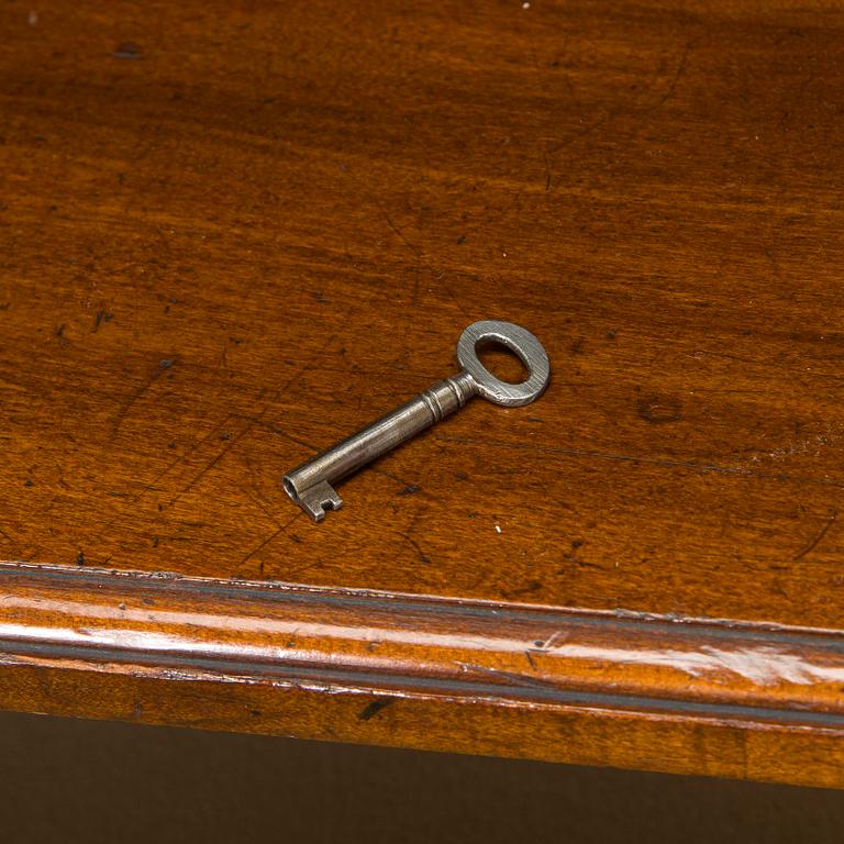 Vitrinskåp, 1900-talets första hälft.