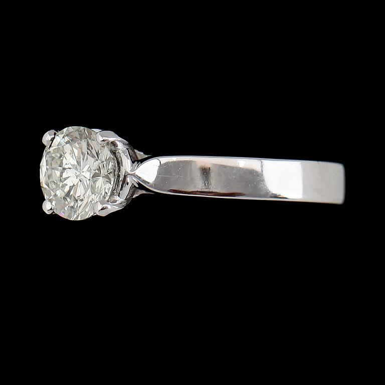 RING, 18K vitguld, solitär briljantslipad diamant ca 1.05 ct. Vikt ca 4 g.