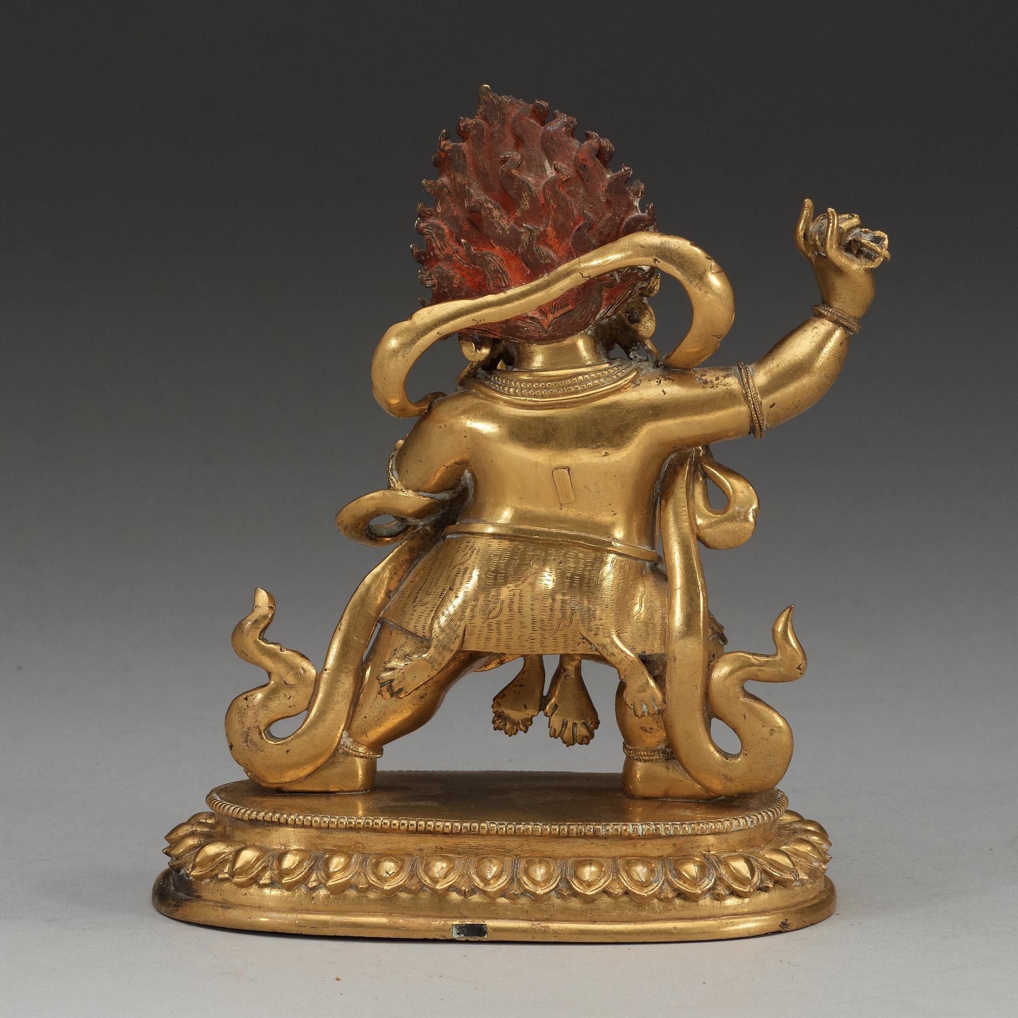 DHARMAPALA, förgylld brons, Sinotibetansk. Troligen 1700-tal.