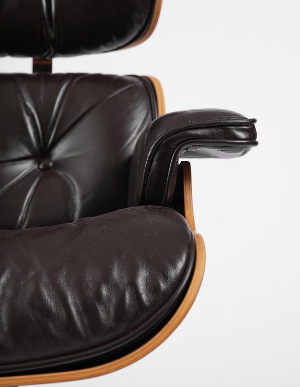 Charles & Ray Eames, an "Eames Lounge Chair" with ottoman, Vitra, late 1900s.