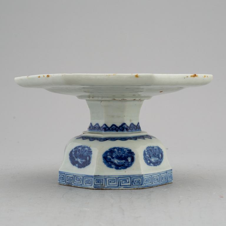 A blue and white footed dish, Qing dynasty, late 19th/early 20th century.
