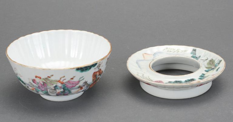 SKÅL PÅ SOCKEL, porslin, 1800-talets slut/1900-talets början.