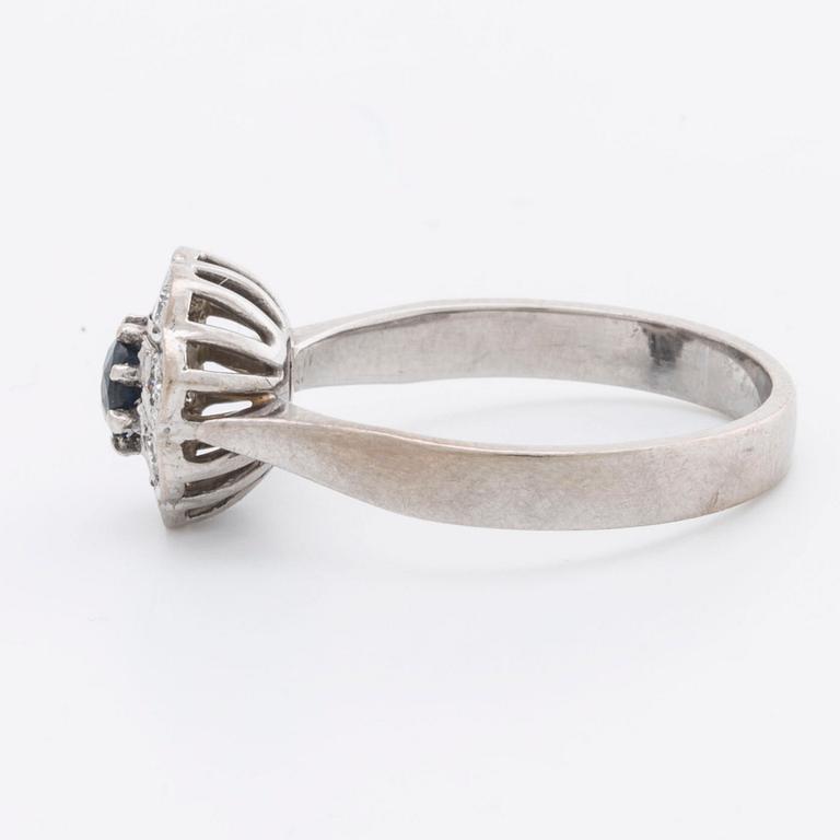 RING 18K whitegold w 1 sapphire approx 4 x 4 mm and brilliant-cut diamonds 0,24 ct engraved, Falköping 1995.