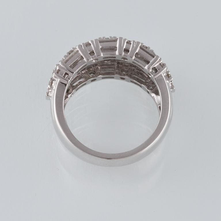 RING, 18K vitguld med 22 briljantslipade och 19 baguettslipade diamanter ca 2.26 ct. Vikt 11,1 gram.