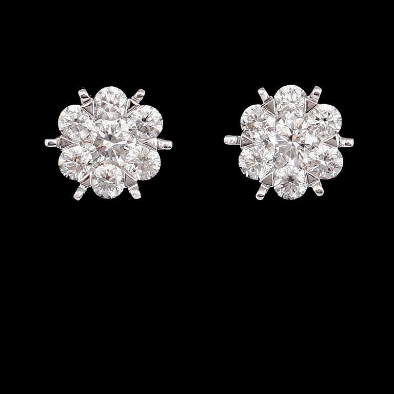 ÖRHÄNGEN, 1 par, 18 k vitguld, briljantslipade diamanter tot ca 1.06 ct.