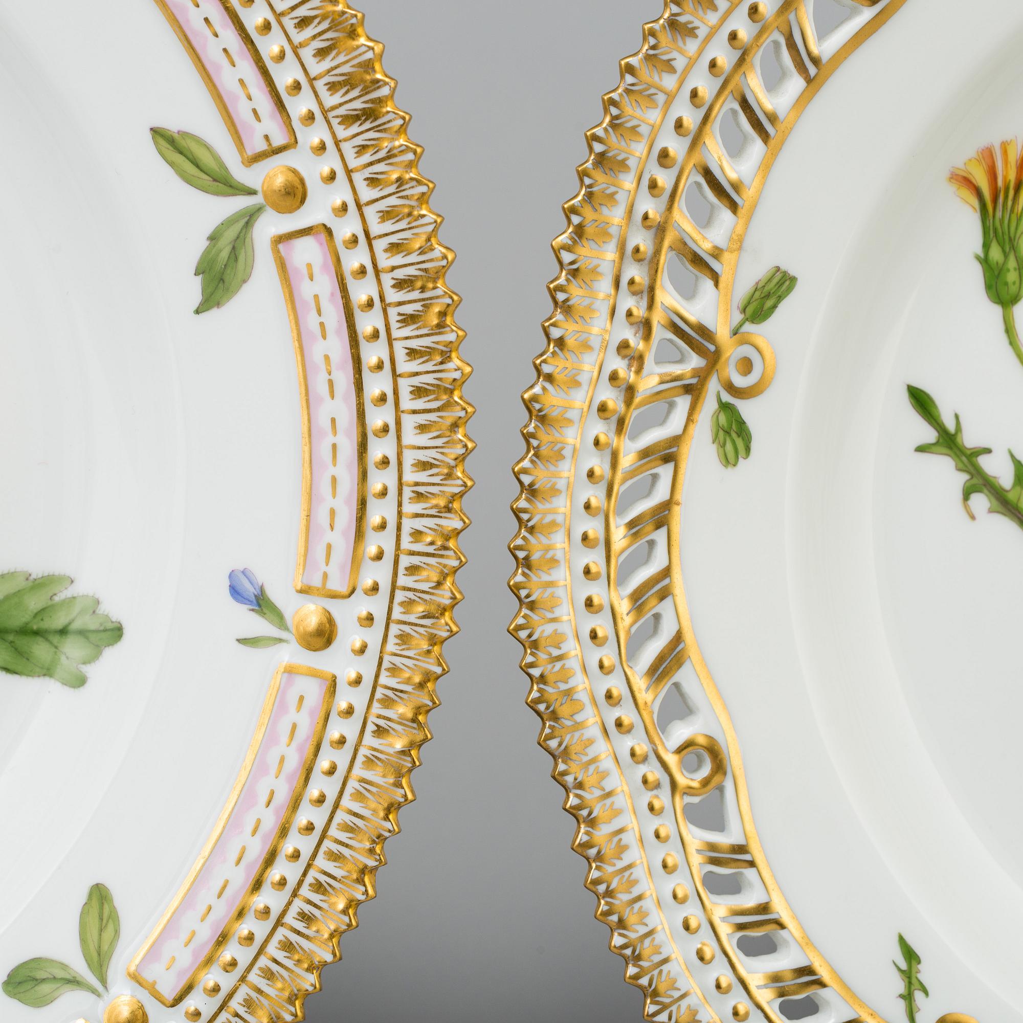 A set of 4+1 porcelaine "Flora Danica" dinner plates model #3553 and #3549 Royal Copenhagen.