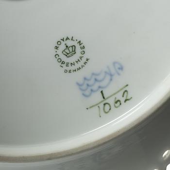 Te- och kaffeservis, 57 delar, porslin, "Musselmalet", Royal Copenhagen, Danmark.