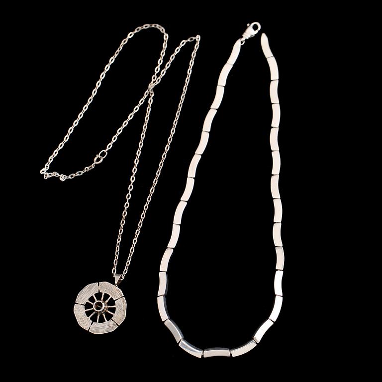 HÄNGE-/BROSCH MED KEDJA SAMT COLLIER, silver, 1900-talets andra hälft. Total vikt 73 g.