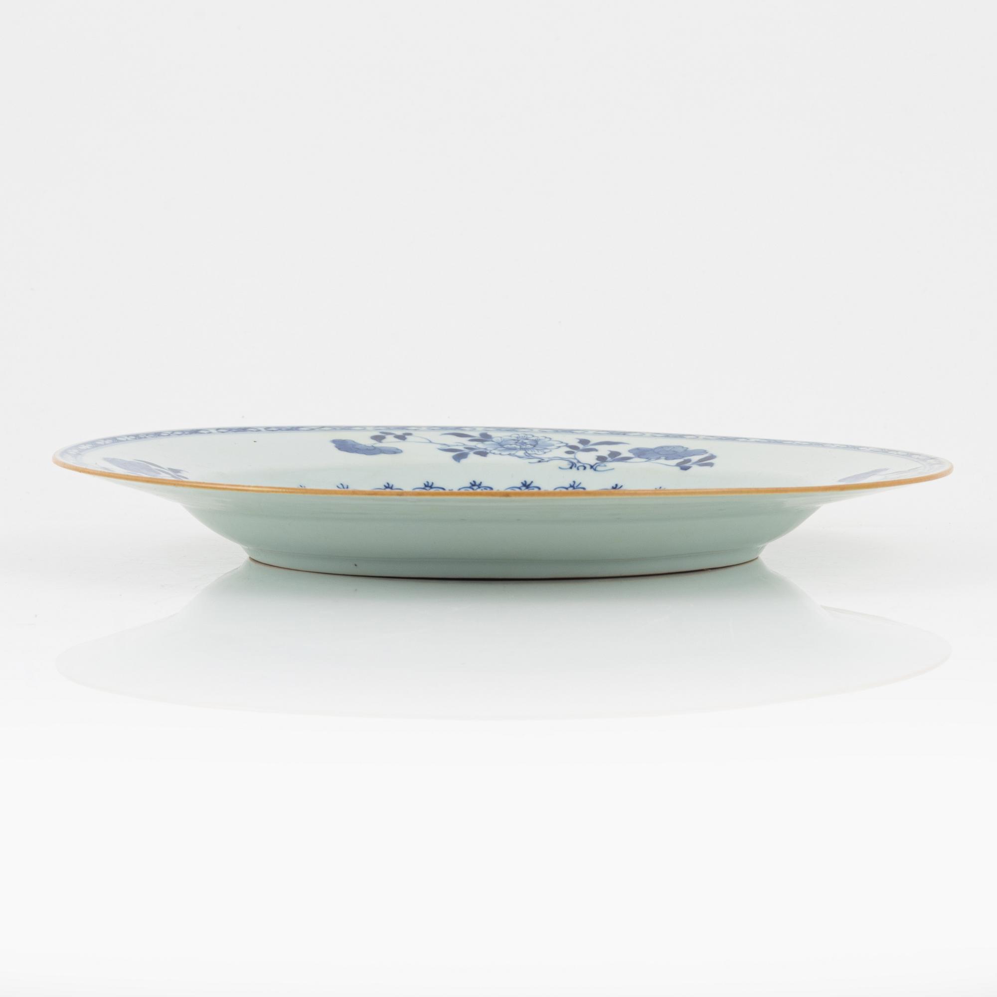 Fat, porslin, Qianlong (1736-95) samt handfat, porslin, Kina, 1900-tal.