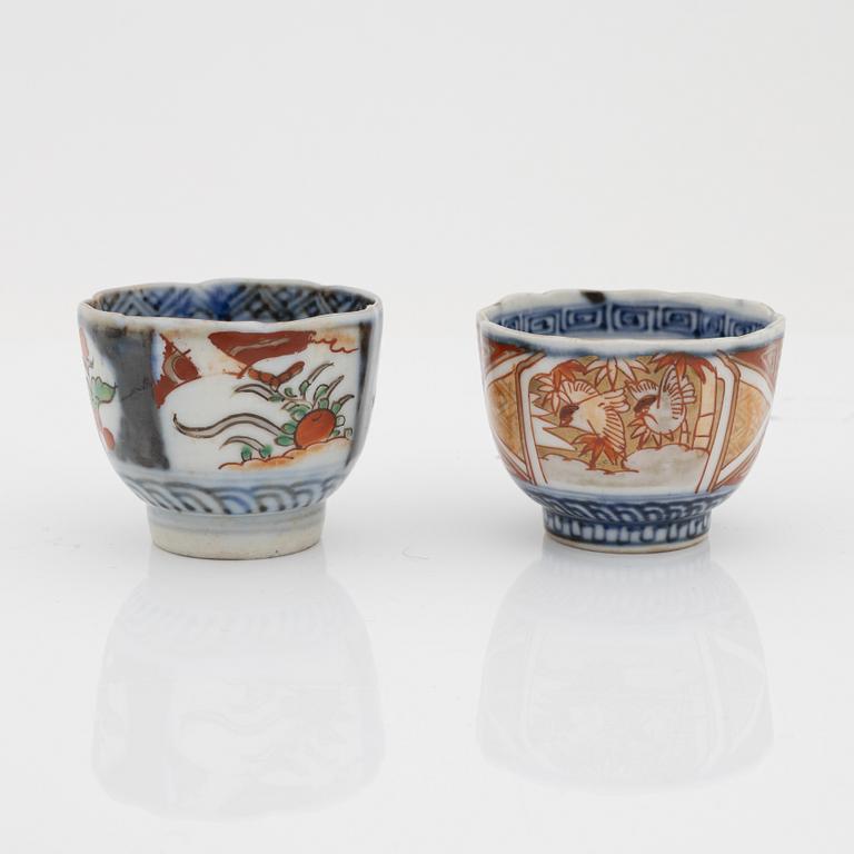 Fat, två stycken, Koppar med lock, sex stycken, sake koppar, sex stycken, porslin. Japan, 1900-tal.