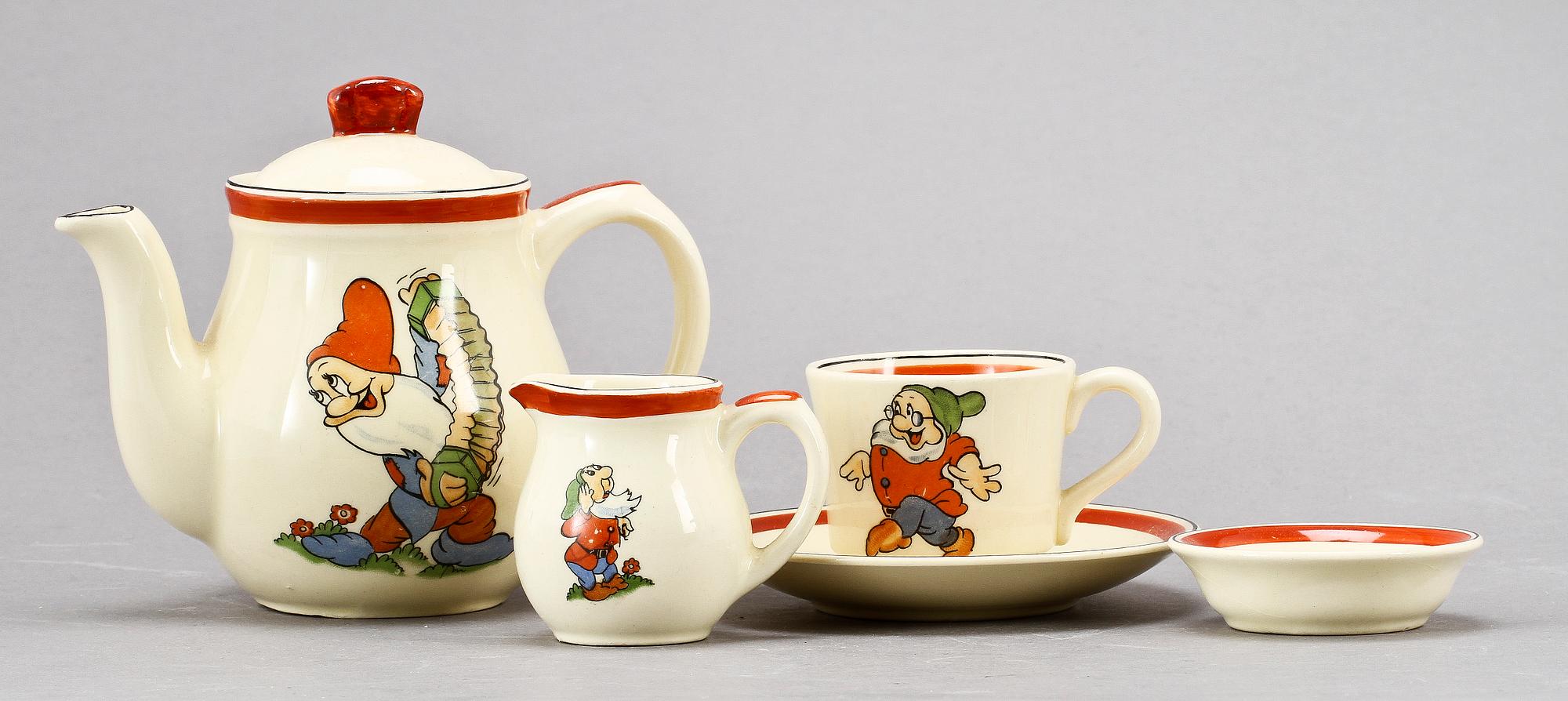 BARNSERVIS, 7 delar, flintgods, "Snövit", Rörstrand, omkring 1900-talets mitt.