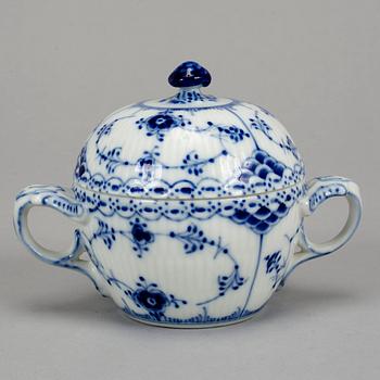 Royal Copenhagen, a 'Musselmalet' part service, Denmark (14 pieces).