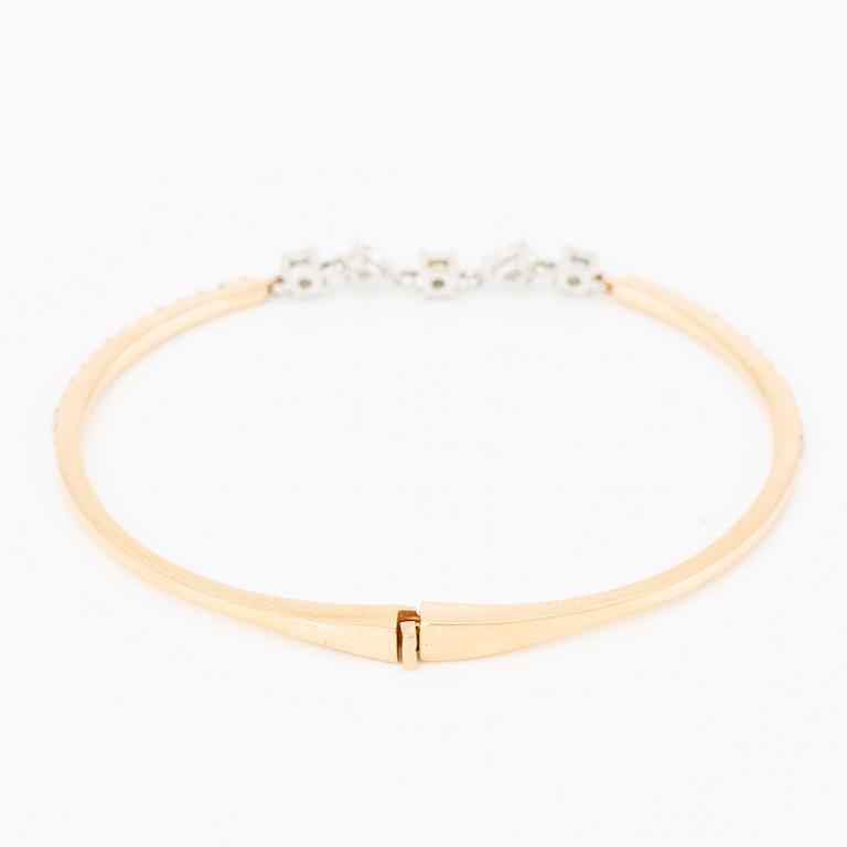 Bracelet in 18K gold with pear-shaped and brilliant-cut diamonds.