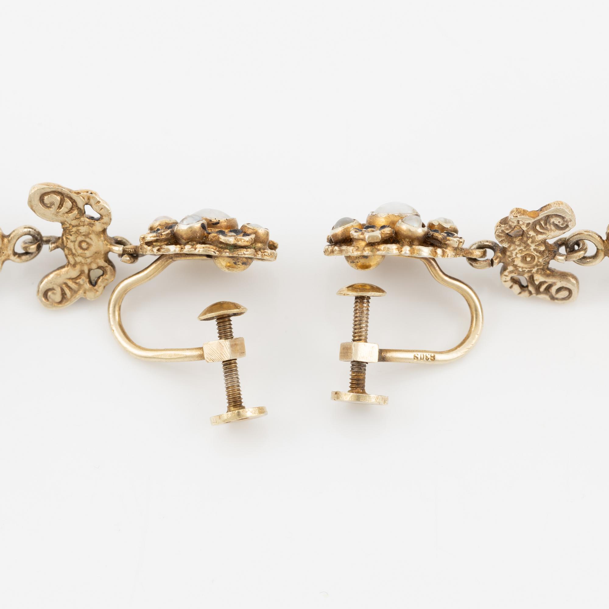 Örhängen, ett par, silver med ametister och pärlor.