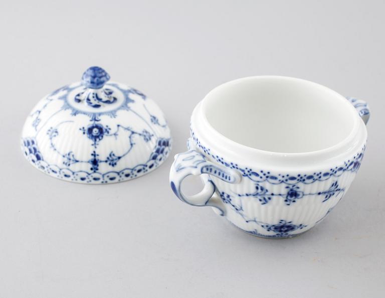 43 pieces of porcelain tableware from Royal Copenhagen, model "Musselmalet",second half of the 20th century.