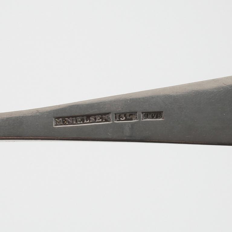SOCKERSTRÖARE, två st, silver, varav en sannolikt fransk, 1800-tal. Vikt ca 114 gram.