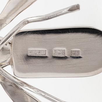 KAULAKORU ”Pistiäinen”, sterlinghopeaa, dichroiclasia. Ru Runeberg 2019.