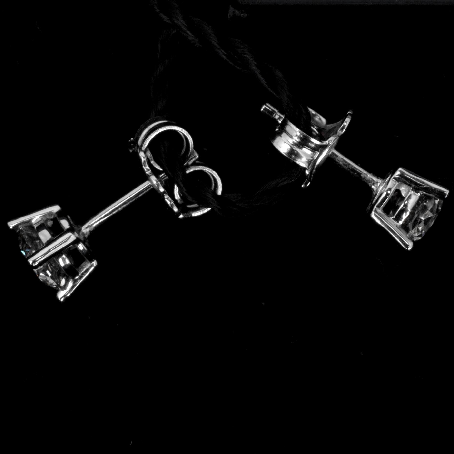 ÖRHÄNGEN, vitguld 18K, 1,23 ct briljantslipade diamanter ca K/si. Vikt 2 g.