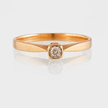 RING, 18K guld med briljantslipad diamant ca 0.007 ct, importstämplad. Vikt 1,8 gram.