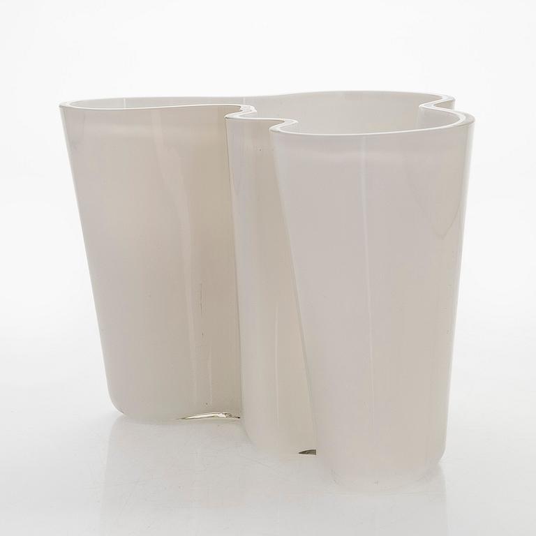 Alvar Aalto, a mid 20th century glass vase '3030', signed Alvar Aalto. Iittala.