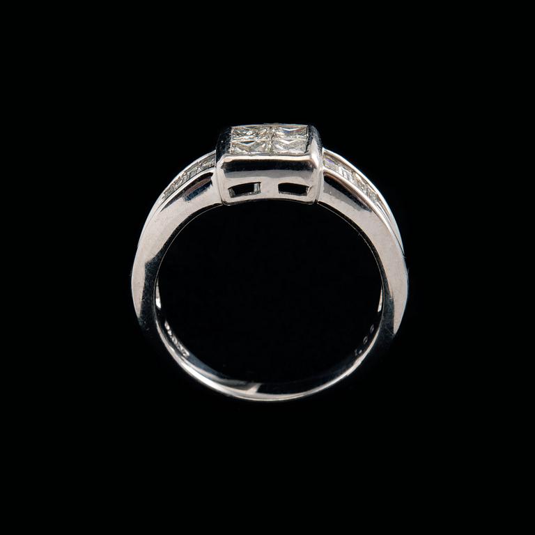 A RING, pricess- and baquette cut diamonds 1.00 ct, platinum. Size 16,5, weight 7,5 g.