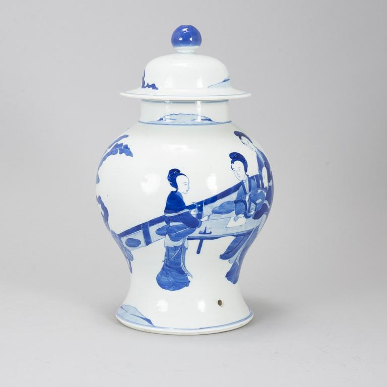 A blue and white jar with cover, Qing dynasty, 19th century.