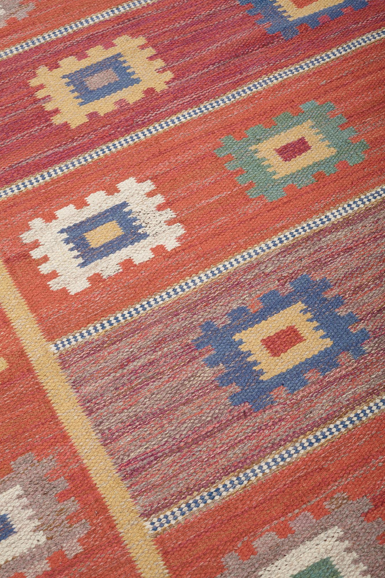 Märta Måås-Fjetterström, GALLERIMATTA, "Röd grön äng", rölakan, ca 346,5 x 151,5 cm, signerad AB MMF.