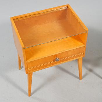 SÄNGBORD, ett par, omkring 1900-talets mitt.