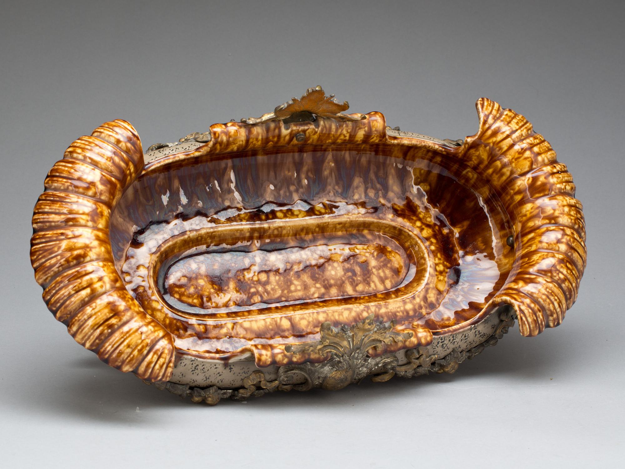 JARDINIERE, flintgods, majolika och metall, 1800-talets slut.