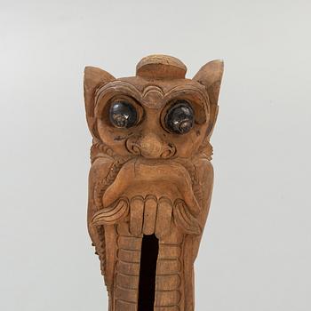 An Indonesian carved wooden gong skultpure, 19th/20th Century.