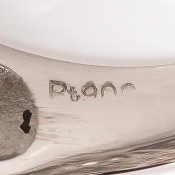 Ring, bombé, platina och briljantslipade diamanter.
