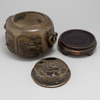 A large bronze censer with cover, Japan, Meiji (1868-1912).