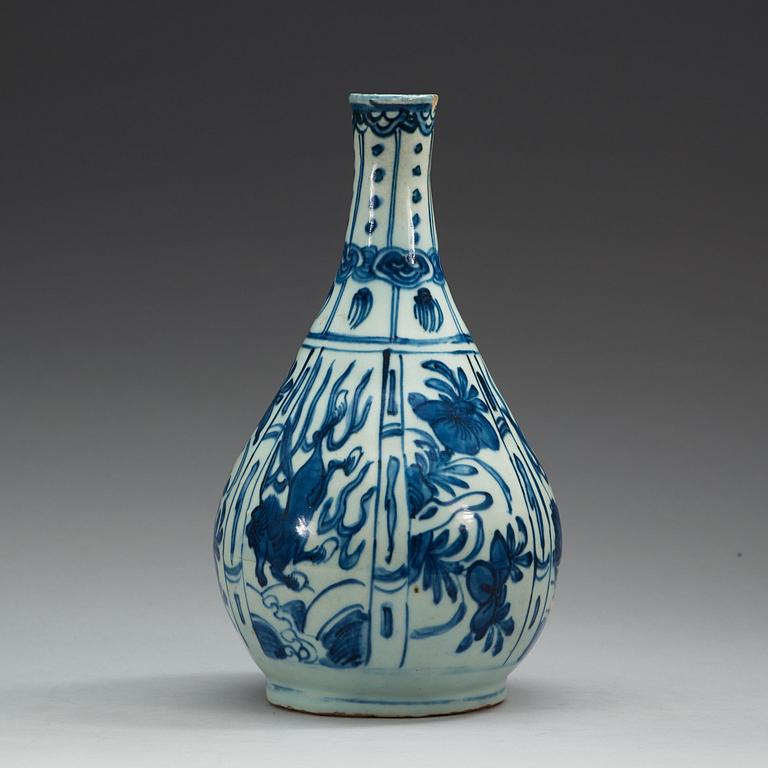 A blue and white kraak bottle, Ming dynasty, Wanli (1572-1620).