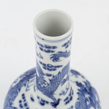 A blue and white dragon vase, late Qing dynasty, circa 1900.