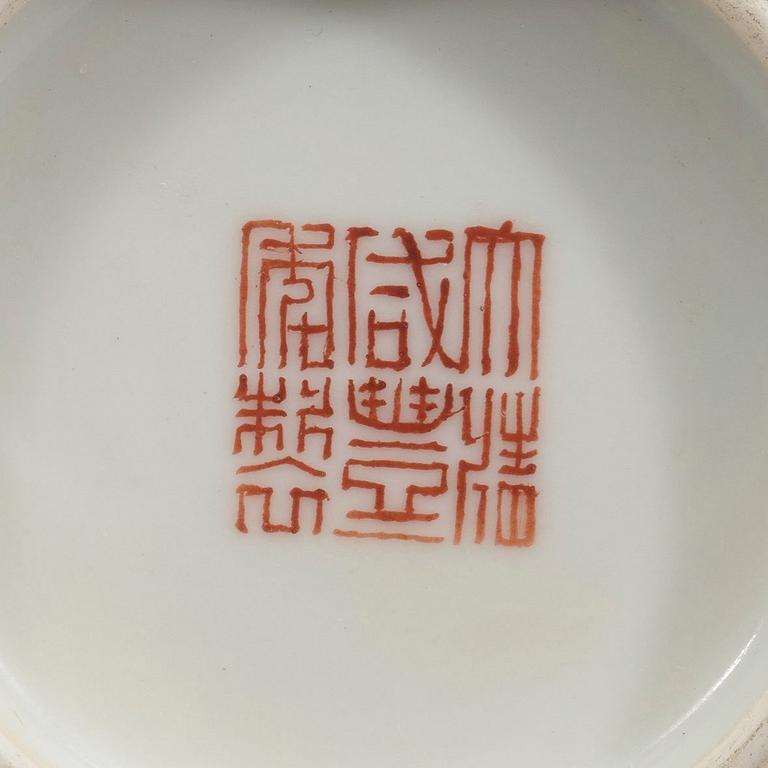 An iron red decorated bowl, late Qing dynasty  with Xianfeng mark (1644-1912).