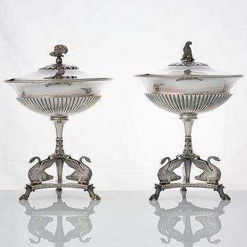 Adolf Zethelius, sockerskålar med lock, ett par snarlika, Stockholm 1817 och 1818. Empire.