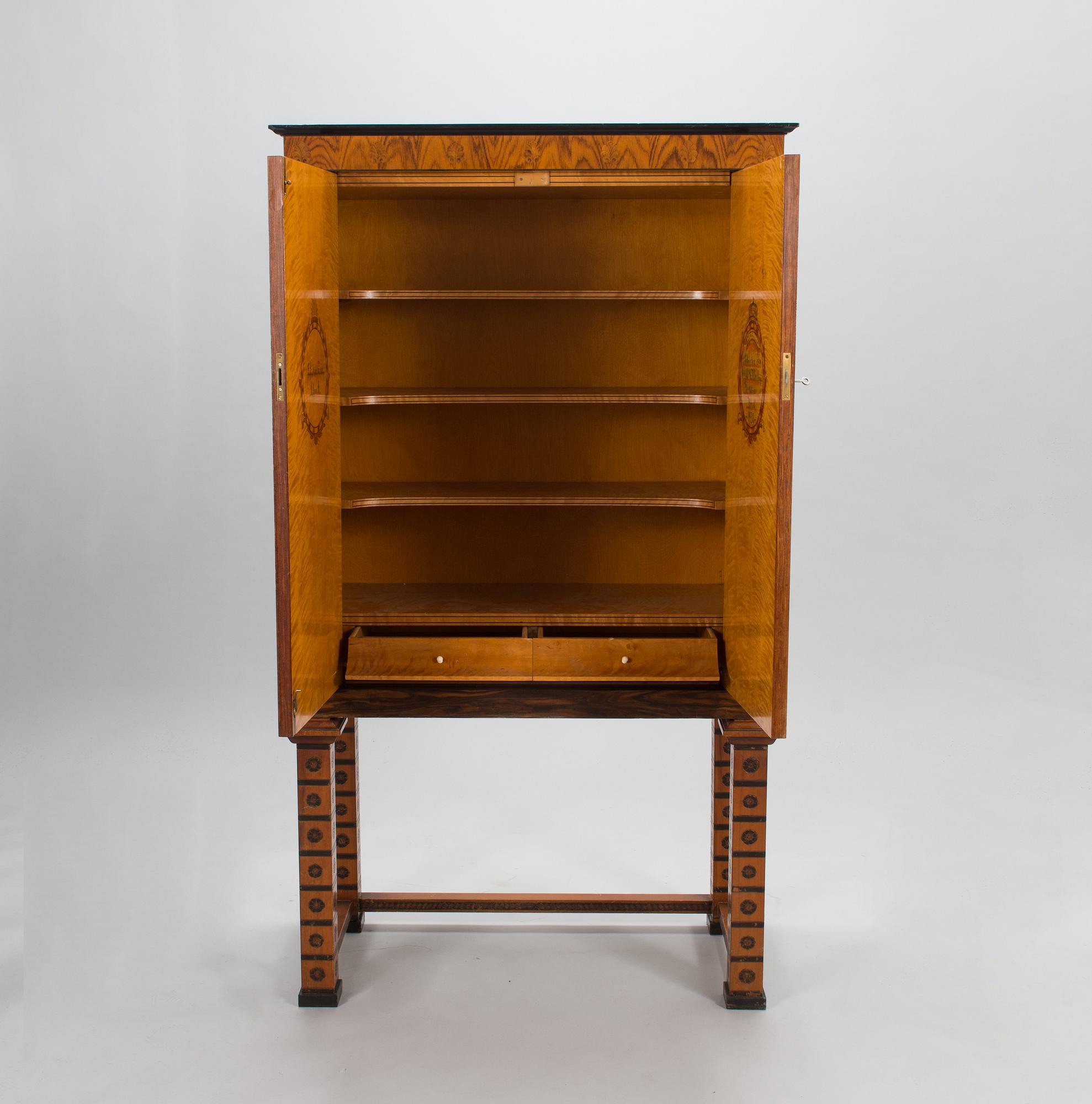 A 1930 cabinet manufactured by Hovleverantör Otto Wrellings Verkstäder Umeå.