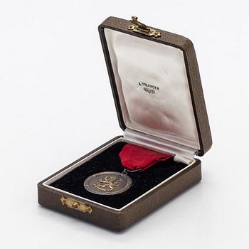 Birger Kaipiainen, "Pro Finlandia" medalj samt miniatyrmedalj, silver, tillverkare Tillander Helsingfors.